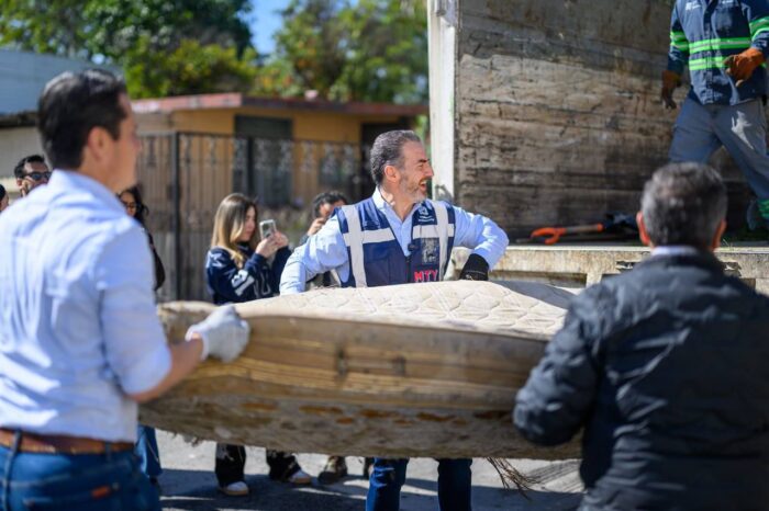 Encabezados por el alcalde Adrián de la Garza, al menos 80 personas de distintas áreas municipales realizaron labores de limpieza.