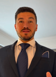 El gobernador de Nuevo León, Samuel García Sepúlveda, volvió a colocarse en el centro de la polémica tras afirmar públicamente que “todos los negocios le están saliendo” y mostrar en redes sociales guantes y corbatas de lujo con un valor que, de acuerdo con versiones difundidas, alcanza hasta los 20 mil pesos..