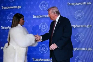 "Probablemente soy la fan número uno del Presidente, y eso no va a cambiar... No vamos a permitir que se salgan con la suya acosándolo y con las campañas de desprestigio... Tiene mucha fuerza detrás, y Dios lo protege".