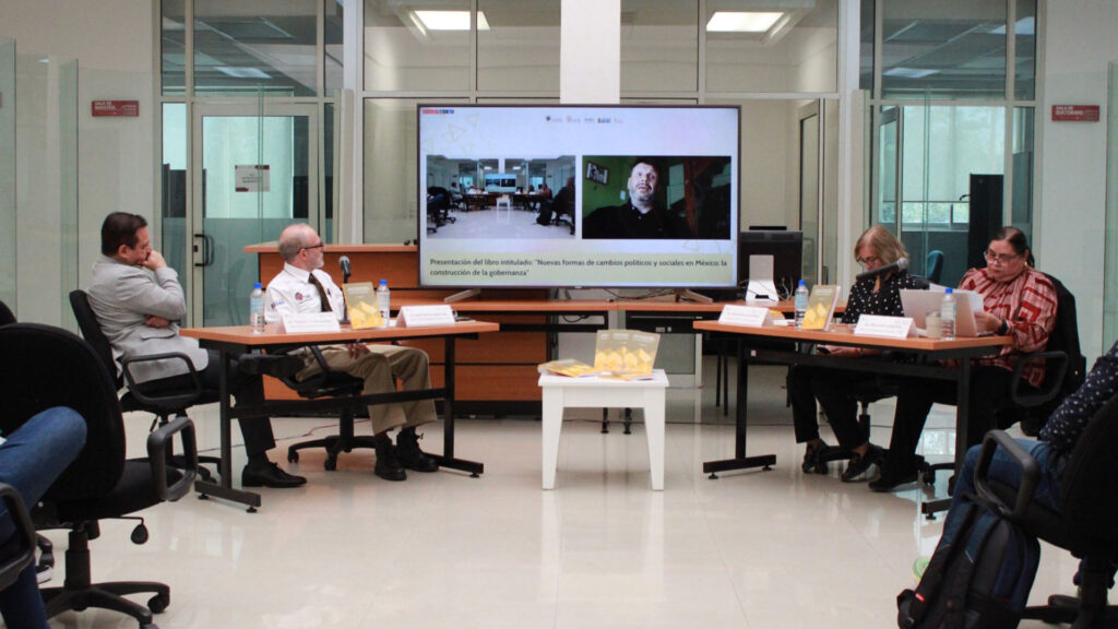 El libro analiza la transición de México hacia una nueva gobernanza pública caracterizada por modelos asociativos y colaborativos entre el gobierno y la ciudadanía.