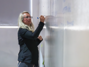 El objetivo de la artista es realizar una obra de arte al final de la residencia.