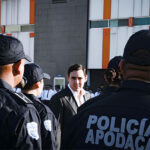 Delincuentes armados irrumpieron en una vivienda de Apodaca, sometieron a un matrimonio y robaron joyería valuada en 100 mil pesos. Autoridades ya investigan el asalto.