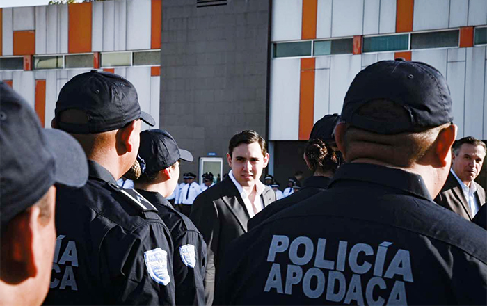 Delincuentes armados irrumpieron en una vivienda de Apodaca, sometieron a un matrimonio y robaron joyería valuada en 100 mil pesos. Autoridades ya investigan el asalto.