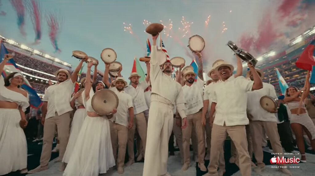 Su presentación destacó por ritmos urbanos y una puesta en escena colectiva que buscó reflejar raíces culturales más que una narrativa pop tradicional.