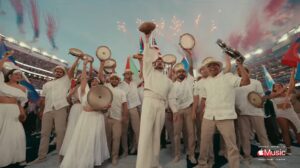 Su presentación destacó por ritmos urbanos y una puesta en escena colectiva que buscó reflejar raíces culturales más que una narrativa pop tradicional.