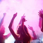 El alcoholismo femenino en menores no es una estadística de oficina en la Secretaría de Salud de Nuevo León; es un grito sordo en las banquetas del Centrito Valle