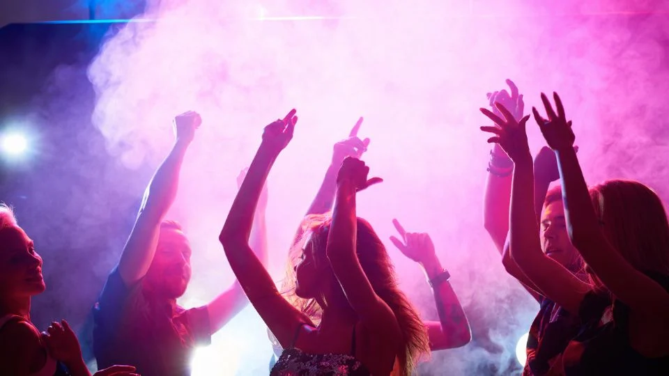 El alcoholismo femenino en menores no es una estadística de oficina en la Secretaría de Salud de Nuevo León; es un grito sordo en las banquetas del Centrito Valle