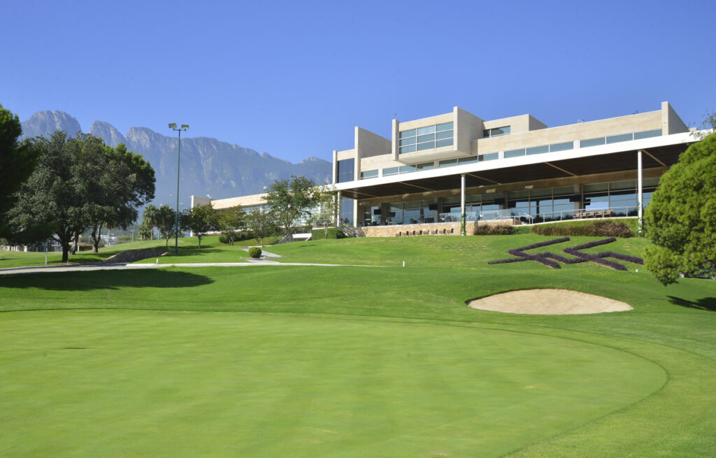 en el Club Campestre, el césped tiene un verde único. No le pertenece a este ecosistema de matorrales y concreto.