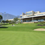 en el Club Campestre, el césped tiene un verde único. No le pertenece a este ecosistema de matorrales y concreto.
