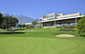 en el Club Campestre, el césped tiene un verde único. No le pertenece a este ecosistema de matorrales y concreto.