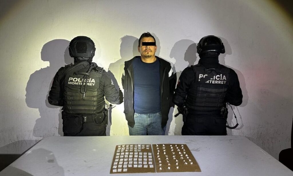 Detienen a un hombre con 108 dosis de droga dentro de un bar en el Mercado Juárez, en Monterrey. El arresto forma parte de los operativos contra el narcomenudeo en el área metropolitana.