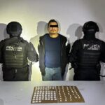 Detienen a un hombre con 108 dosis de droga dentro de un bar en el Mercado Juárez, en Monterrey. El arresto forma parte de los operativos contra el narcomenudeo en el área metropolitana.