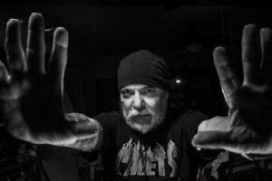 El sol en San Nicolás es un chiste de mal gusto. Disco pálido intentando atravesar la nata de plomo y ceniza entrando en los ojos, en los pulmones, en el alma.