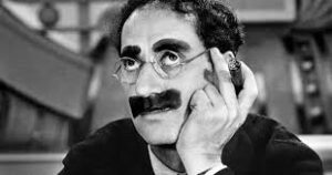 La frase “Si no le gustan mis principios, aquí tengo otros”, de Groucho Marx, refleja con ironía la crítica a la hipocresía y la moral flexible en la cultura y la política.