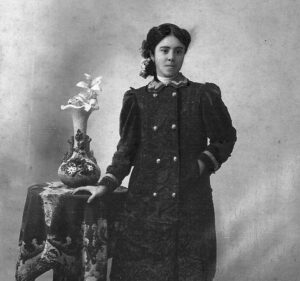 Hermila Galindo Acosta, pionera del feminismo en México, impulsó el sufragio femenino, la igualdad jurídica y la participación política de las mujeres durante la Revolución Mexicana.