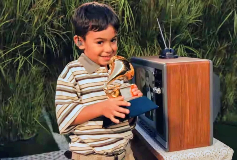 El gesto ocurrió en un segmento narrativo del show en el que el artista puertorriqueño, Benito Antonio Martínez Ocasio, aparece con el trofeo y lo coloca en manos de un menor que lo observa con asombro.