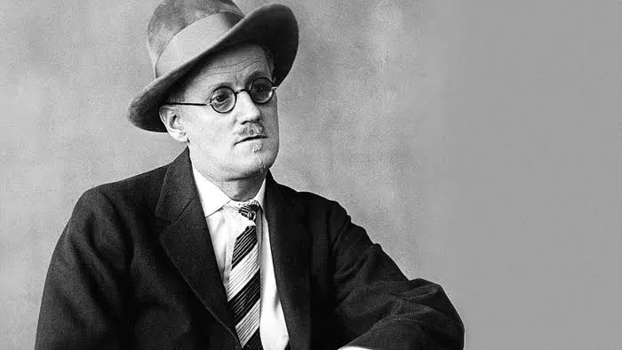 Descubre quién fue James Joyce y por qué revolucionó la novela moderna. Un recorrido cultural por su obra, su legado y su influencia en la literatura del siglo XX.