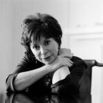 Isabel Allende, nacida el 2 de febrero de 1942, es una de las escritoras chilenas más influyentes. Su obra une memoria, historia y realismo mágico en la literatura latinoamericana.