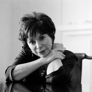 Isabel Allende, nacida el 2 de febrero de 1942, es una de las escritoras chilenas más influyentes. Su obra une memoria, historia y realismo mágico en la literatura latinoamericana.