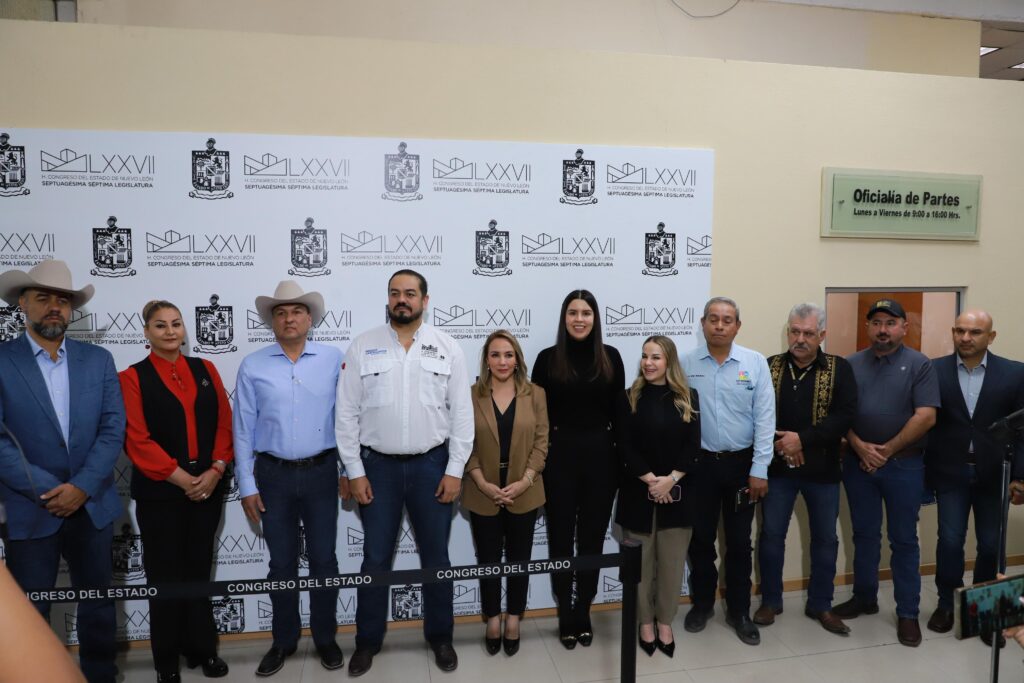 Diputados Locales y Alcaldes rurales de Acción Nacional presentaron un exhorto para urgir al Gobierno de NL a refrendar el apoyo para combatir la sequía en el presente año.