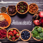 Los antioxidantes son compuestos presentes de manera natural en muchos alimentos y cumplen una función fundamental en la protección del organismo