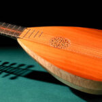 Desde sus raíces en Medio Oriente hasta su auge en el Renacimiento europeo, el laúd es uno de los instrumentos más influyentes en la historia de la música antigua