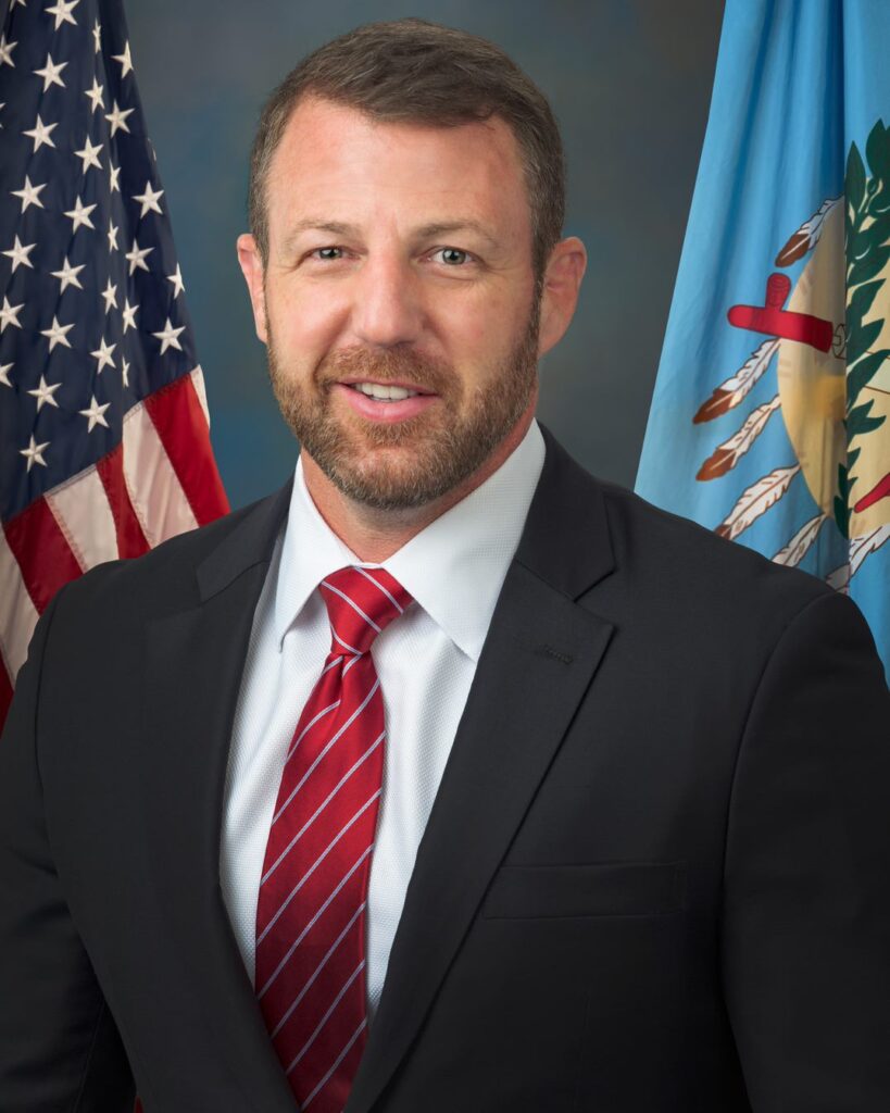 Las responsabilidades de Markwayne Mullin como titular del Departamento de Seguridad Nacional de Estados Unidos (DHS) abarcan la protección del territorio estadounidense, la seguridad fronteriza, la política migratoria y la respuesta a emergencias.