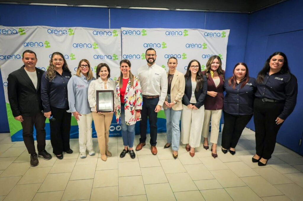 Con la entrega de su placa distintiva, la organización Arena Autismo formalizó su acreditación ante el CONOCER como Entidad de Certificación y Evaluación
