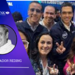 *El PAN Y LOS CANDIDATOS “CIUDADANOS”* Unas reflexiones Salvador I. Reding Vidaña Empecemos bien: los militantes de un partido son tan ciudadanos como quienes no lo son. Así que hablemos mejor de candidatos no partidistas o no militantes. A través de su historia electoral, el PAN ha tenido candidatos no miembros del partido como candidatos invitados desde la sociedad civil o hasta de otros partidos políticos. Y lo ha hecho bien y lo ha hecho mal. Líderes reconocidos y otras personas valiosas han llegado y participado en el partido tanto en su vida política interna como electoralmente. Algunos se han convertido en militantes y otros no. Y sin embargo “los buenos” han servido a México a través del partido, como militantes o como no militantes. Uno de los mejores ejemplos de invitados que no fueron militantes es el de Maquío, que tanto bien hizo a México, siempre fue un líder, desde que presidió la Sociedad de Alumnos del ITESM hasta que participó en Acción Nacional, habiendo sido líder social y empresarial. Un orgullo y gran ejemplo para los políticos y militantes de buena conciencia. Otro ejemplo de líder social invitado a ser candidato del PAN y que se incorporó al mismo hasta llegar a ser su presidente nacional fue “Don Luis” H. Álvarez. Y hay muchos más que fueron invitados de fuera del partido como candidatos, y que ganaron o no las elecciones pero que en ambos casos sirvieron a México. Pero hubo otros casos de no militantes, que las cúpulas del PAN invitaron y presentaron como sus candidatos y que fallaron, algunos que desde el principio no se identificaban con los principios doctrinales de Acción Nacional, y que como era de esperarse (menos por quienes los invitaron) traicionaron al PAN, algunos ganaron y gobernaron como priistas y otros simplemente se alejaron del partido a disfrutar “su” triunfo en las casillas. “Gracias PAN, adiós PAN”. Pero Acción Nacional ha tenido también candidatos “internos” que lo han hecho bien o lo han hecho mal, hasta muy mal una vez ganada la elección. Y considero que podemos afirmar que muchos malos candidatos ganadores de elecciones con los colores del PAN lo eran porque fueron resultado de intereses cupulares, del llamado “cuatismo”. Algunos candidatos (ganadores) fueron nominados desde por sus cuates hasta por ellos mismos descaradamente. ¿Que se requiere de buena imagen pública para ganar una elección, que se trate de alguien reconocido públicamente? Cierto, pero la praxis política nos ha enseñado que ese reconocimiento entre el público que vota se gana por acciones promocionales del partido, y que para ganar se necesita el apoyo de una imagen favorable del propio partido. Que el triunfo en las urnas se da porque se votó tanto por el partido como por el candidato. La popularidad de un político o aspirante a serlo, si es alta, puede serlo por buenas o malas razones. La popularidad no es sinónimo de dignidad, fidelidad a principios o idoneidad. Las encuestas de popularidad son en muchas ocasiones prácticas fallidas, comenzando por fallas técnicas. Malos ciudadanos, como muchos ya sabidos, son altamente conocidos y favorecidos políticamente siendo verdaderos peligros sociales, son clásicos populistas o simples engaña bobos (o ingenuos). Y las encuestas fallan muchas veces y son trampeadas tanto en su desarrollo como en la publicación de sus resultados (hasta inventados). Acción Nacional puede muy bien seguir seleccionado como sus candidatos tanto a panistas como a no-militantes y hacerlo bien si se seleccionan cuidadosamente las personas conforme a sus principios demostrados, su ejemplo de vida y sus aptitudes para desempeñar el cargo, sea para el poder ejecutivo como al legislativo. Lo importante es que los elegidos para las candidaturas sean potencialmente capaces para el cargo, y que tengan una buena imagen, lo que se llama políticamente “buena fama pública”. ¿Y qué podemos decir de las personas que levantan la mano y dicen ¡yo quiero ser candidato! ante las cúpulas partidistas? Pues se les debe escuchar, tomar en cuenta y valorar cuidadosamente su idoneidad y su identificación probada con los principios de Acción Nacional. Eso ya se ha hecho y se puede volver a hacer. Complicarse la vida para seleccionar, presentar y apoyar candidatos militantes o ajenos al PAN, no viene al caso, es innecesario y resultar muy costoso (¿Y quién pagaría todo eso, como las encuestas?). Pensar que un ciudadano no-militante levante la mano y quiera participar electoralmente a nombre del PAN, debe ser un procedimiento sencillo, resuelto dentro del propio PAN, como ya se ha hecho y se puede repetir honestamente. Sólo se requiere sagacidad de análisis de personalidades, buena voluntad, buena conciencia, prudencia y equidad entre aspirantes internos y externos al partido de parte de las dirigencias. Y que la militancia decida votando. Si la selección de candidatos no se hace por votación de la militancia, como debe ser en primer lugar, caería el PAN más aun en la designación cupular.