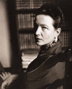 Su frase "No se nace mujer, se llega a serlo" sentó las bases para entender que la "feminidad" es una construcción social y no un destino biológico.