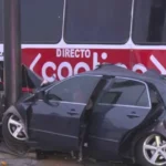 La unidad Honda terminó incrustada en un semáforo sobre ambos carriles de la Ecovía, luego de ser impactada por el camión de la ruta Directo Contigo del municipio de Apodaca.