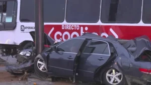 La unidad Honda terminó incrustada en un semáforo sobre ambos carriles de la Ecovía, luego de ser impactada por el camión de la ruta Directo Contigo del municipio de Apodaca.