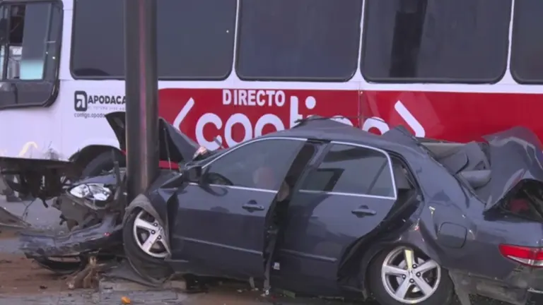 La unidad Honda terminó incrustada en un semáforo sobre ambos carriles de la Ecovía, luego de ser impactada por el camión de la ruta Directo Contigo del municipio de Apodaca.
