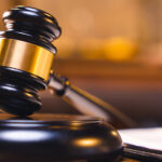 La independencia judicial individual e institucional de las personas titulares de magistraturas y juzgados también se ve restringida al haberse suprimido la inamovilidad en el cargo