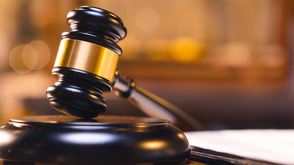 La independencia judicial individual e institucional de las personas titulares de magistraturas y juzgados también se ve restringida al haberse suprimido la inamovilidad en el cargo