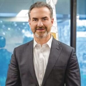 Adrian de la Garza responde a Mariana Rodríguez tras insulto.