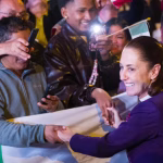 Reciben la la Presidenta con porras en Barcelona durante Cumbre por la Democracia