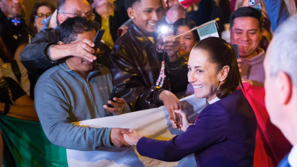 La presidenta destacó que “el corazón de México late fuerte en cualquier rincón del mundo” tras ser recibida con entusiasmo por connacionales en España.