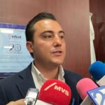 El alcalde de García, Manuel Guerra Cavazos, acusó al Gobierno estatal de desviar recursos en campañas digitales e influencers, mientras mantiene un adeudo millonario con el municipio.