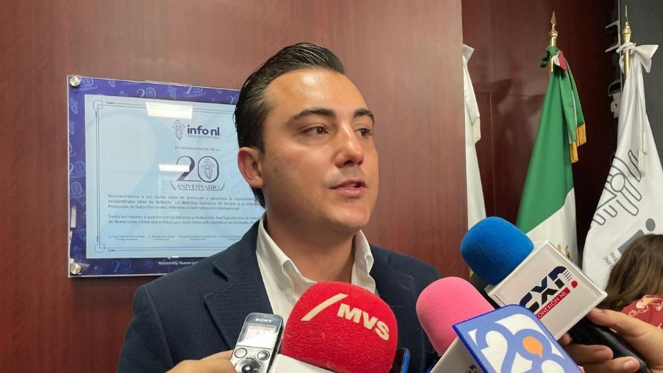 El alcalde de García, Manuel Guerra Cavazos, acusó al Gobierno estatal de desviar recursos en campañas digitales e influencers, mientras mantiene un adeudo millonario con el municipio.