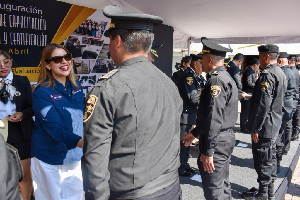 Acude Guille Alvarado, directora de CONOCER a la graduación de la certificación para la profesionalización.