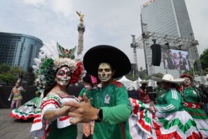 México y el Mundial 2026. Más que futbol, es una emoción que une almas. Para los mexicanos, un Mundial de Fútbol no es solamente un torneo deportivo. Es una experiencia que despierta recuerdos, esperanza, orgullo y una profunda conexión entre generaciones. Cuando el balón rueda y el nombre de México aparece en la cancha, millones de corazones laten al mismo ritmo. El Mundial representa la oportunidad de mostrar al mundo la alegría, la pasión y la fortaleza del pueblo mexicano. Las calles se llenan de banderas, las familias se reúnen frente al televisor y hasta los desconocidos se abrazan después de un gol. Durante esos momentos, las diferencias desaparecen y nace una sola identidad: ser mexicanos. El fútbol se convierte en un símbolo de unión y fe. Muchas personas viven cada partido como un acto de esperanza colectiva, creyendo que siempre es posible levantarse, luchar y soñar. El Mundial nos recuerda que México es un país resiliente, capaz de transformar la emoción en energía positiva y la pasión en orgullo nacional. También es una oportunidad para que el mundo descubra la riqueza cultural de México: su música, su comida, su calidez humana y su espíritu festivo. Cada estadio, cada canto y cada celebración se convierten en una ventana que muestra el alma de una nación llena de vida. El fútbol no resuelve los problemas del mundo, pero sí tiene el poder de unir corazones por unos instantes. Y en México, esos instantes se viven intensamente, con lágrimas, sonrisas y esperanza. Porque para los mexicanos, el Mundial no solo se juega en la cancha… también se juega en el corazón.