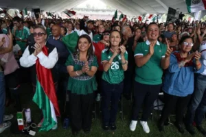 Es cierto que la presidente había anunciado que no iría al estadio, utilizando el argumento económico-social de que los boletos son muy caros y que solo los ricos los pueden pagar