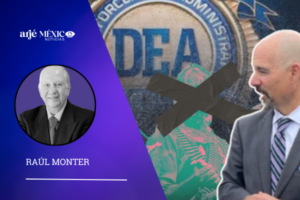 El administrador de la Administración para el Control de Drogas de Estados Unidos (DEA), Terry Cole, presentó un endurecimiento sin precedentes de la estrategia estadounidense contra el tráfico de fentanilo al declarar que el Cártel de Sinaloa y el Cártel Jalisco Nueva Generación (CJNG) son la "prioridad número uno" de la agencia. En un mensaje oficial difundido por la DEA, Cole afirmó que la institución utilizará todos sus recursos para perseguir y desmantelar a las organizaciones criminales que considera responsables de la crisis del fentanilo en Estados Unidos. "El pueblo estadounidense espera y merece que la DEA elimine esta amenaza, y eso es exactamente lo que estamos haciendo", sostuvo el funcionario. Como parte del informe, la DEA destacó importantes aseguramientos de drogas sintéticas y reiteró que la ofensiva se dirige no solo contra los líderes de los cárteles mexicanos, sino también contra sus operadores financieros, distribuidores, redes de lavado de dinero y colaboradores dentro de territorio estadounidense. La estrategia contempla un fortalecimiento de la cooperación bilateral con México mediante el intercambio de inteligencia y operaciones coordinadas con las autoridades de seguridad mexicanas, luego de la reunión sostenida semanas atrás entre Terry Cole y el secretario de Seguridad, Omar García Harfuch. El mensaje también anticipa un incremento en las investigaciones, solicitudes de extradición y acciones judiciales contra objetivos prioritarios vinculados al tráfico de fentanilo. No obstante, el anuncio de la DEA se produce en medio de una controversia. Esta semana Terry Cole solicitó al Inspector General del Departamento de Justicia una investigación independiente sobre denuncias de un agente informante que aseguró que, entre 2023 y 2025, algunas operaciones permitieron que cargamentos de pastillas de fentanilo continuaran su ruta para fortalecer investigaciones contra organizaciones criminales. Cole afirmó que la revisión busca garantizar transparencia y mejorar los procedimientos de la agencia. Analistas consideran que el endurecimiento de la política antidrogas estadounidense podría traducirse en una mayor presión sobre organizaciones criminales mexicanas, un incremento en las extradiciones y un seguimiento más estrecho a funcionarios o personas que eventualmente sean señaladas en investigaciones federales, siempre bajo los procedimientos legales correspondientes y respetando la presunción de inocencia. Con este mensaje, Terry Cole fija el rumbo de la DEA para los próximos meses: una ofensiva integral contra el fentanilo, considerada por Washington como una de las mayores amenazas para la seguridad y la salud pública de Estados Unidos.