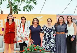 “¿Por qué pusimos a las mujeres en el centro? Porque estamos conscientes de que somos el pilar fundamental del desarrollo social de cualquier municipio, de cualquier estado,