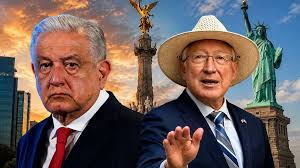 La razón de que el llamado “Susurrador” efectuara su principal gracia en el oído del exPresidente AMLO se debía a que este último estaba enterado de que también lo hacía en el órgano auditivo de Salazar.