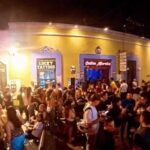 Nadie piensa en el mañana. Ni metafórico ni literal. Pasan las 11. Pronto será lunes. No importa.