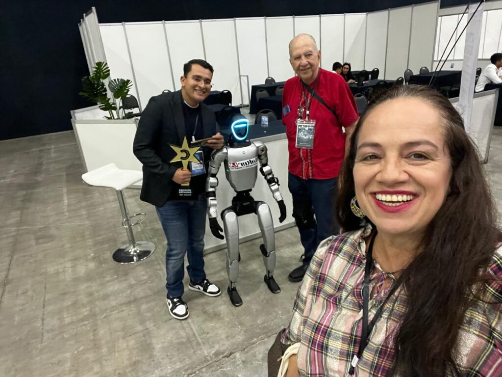 Javier diseña robots