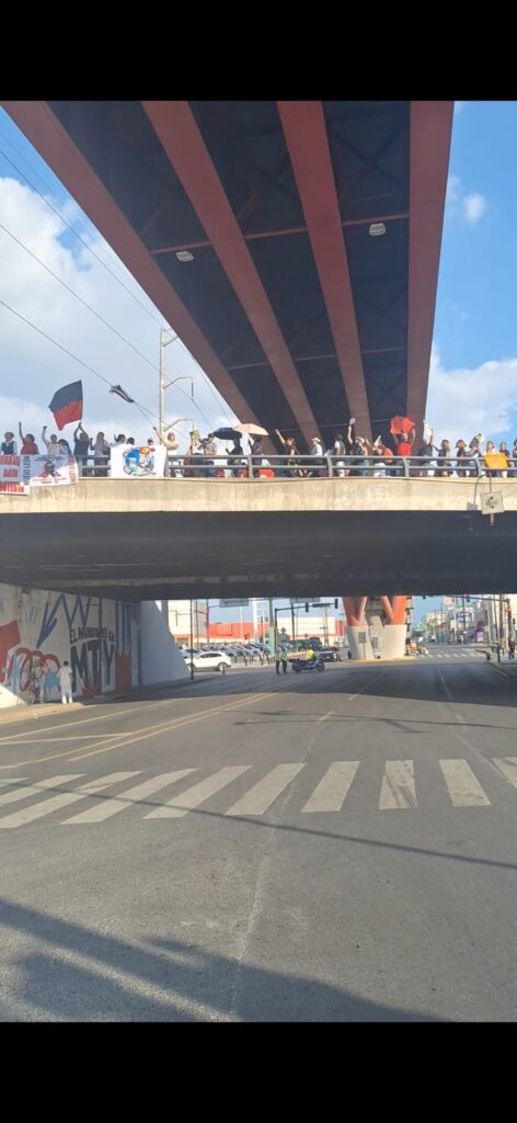 Protestan empleados del IMSS en Nuevo León.