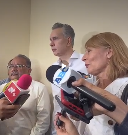 Todos contra Clara Luz Flores Carrales